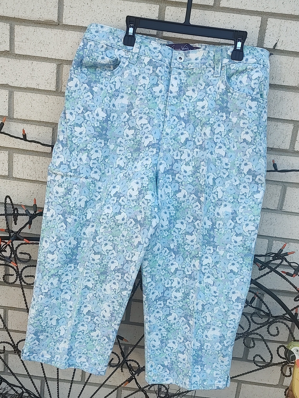 Gloria Vanderbilt// Floral White &Blue Capris pants - Picture 2 of 10